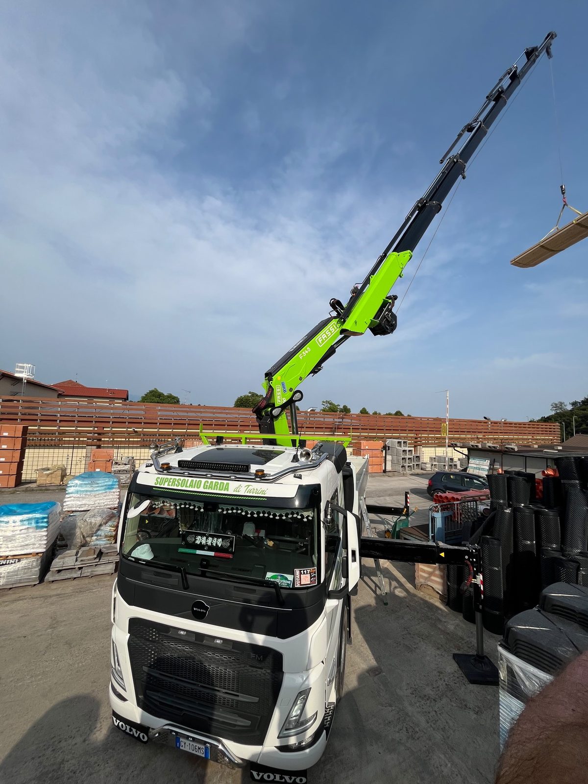Autogrù Volvo con gru Fassi aperta nel piazzale aziendale